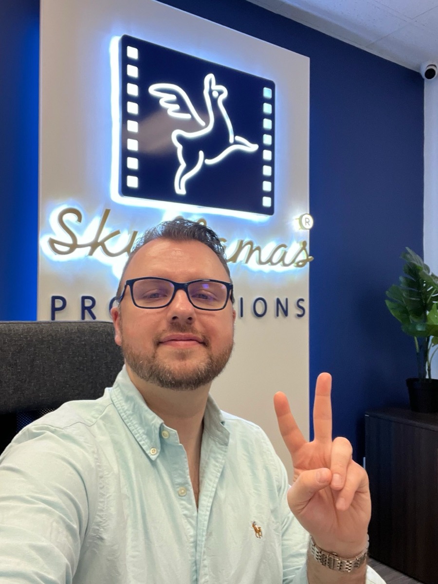 Slawek Roszak in front of the Skyllamas Productions sign
